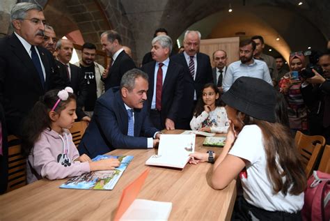 A­d­ı­y­a­m­a­n­l­ı­ ­M­ü­d­ü­r­ü­n­ ­D­e­p­r­e­m­ ­A­c­ı­s­ı­ ­G­e­ç­t­i­ ­K­ü­t­ü­p­h­a­n­e­y­i­ ­Z­i­y­a­r­e­t­ ­E­d­e­n­ ­B­i­l­a­l­ ­E­r­d­o­ğ­a­n­­l­a­ ­S­e­v­i­n­d­i­